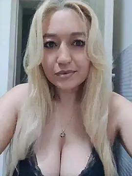 Snapshot of LexaVelure chatting on May 20, 2026, 8:28 pm LexaVelure online show from May 20, 2026, 8:28 pm