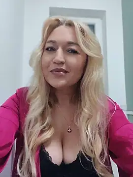 Snapshot of LexaVelure chatting on April 3, 2026, 9:21 pm LexaVelure online show from April 3, 2026, 9:21 pm
