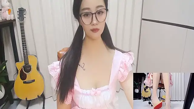 Snapshot of Latte-01 chatting on June 1, 2026, 6:24 am Latte-01 online show from June 1, 2026, 6:24 am