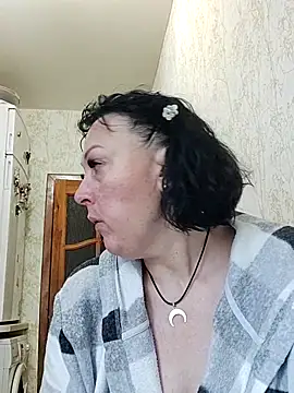 HelgaDennis online show from June 5, 2026, 4:39 am