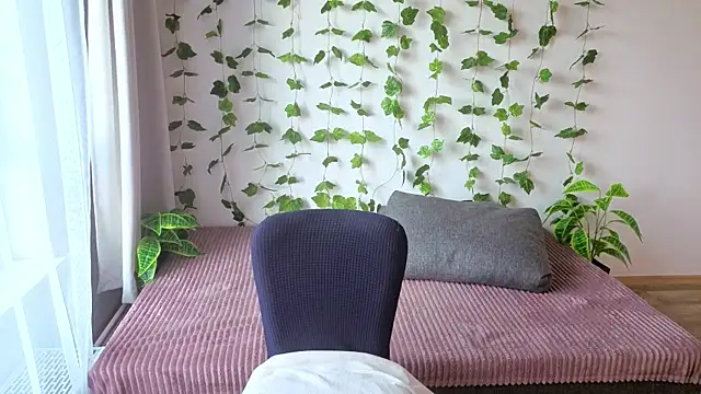 MonikFoxi online show from May 13, 2026, 4:19 am