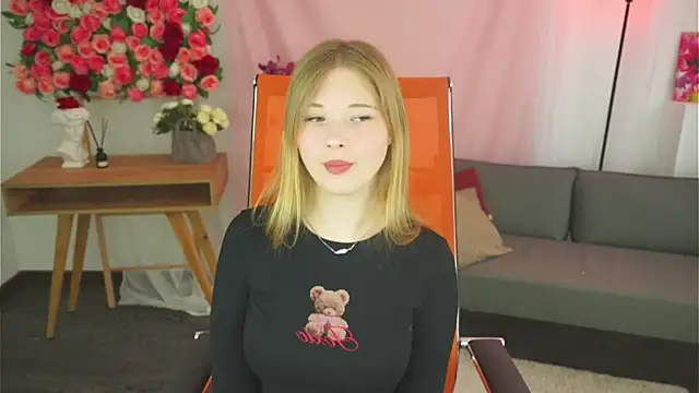 LunasFrost online show from April 9, 2026, 10:21 am