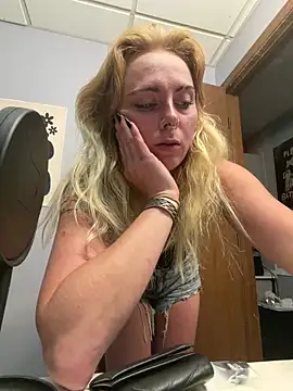 Snapshot of skinnyvan1lla chatting on June 1, 2026, 6:57 am skinnyvan1lla online show from June 1, 2026, 6:57 am