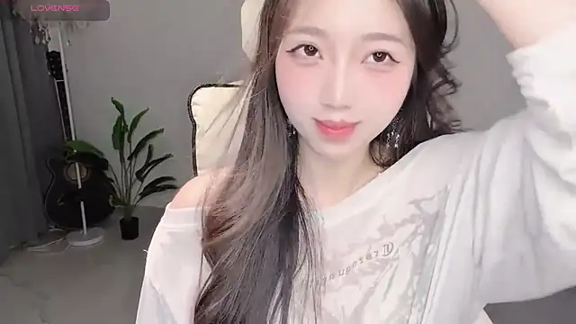 Yukiy8877 online show from May 7, 2026, 1:14 pm