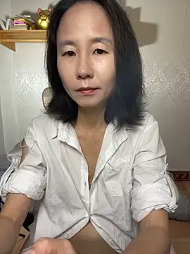 lilysister66 online show from May 12, 2026, 4:57 pm