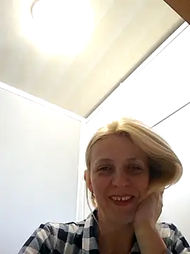 MiaLove183 online show from April 29, 2026, 1:26 pm