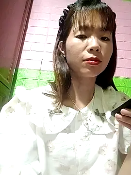 AmyLinee01 online show from May 10, 2026, 9:05 pm