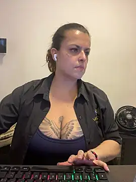 Snapshot of MiaHotboobs chatting on July 8, 2026, 4:13 am MiaHotboobs online show from July 8, 2026, 4:13 am