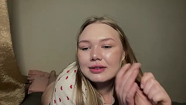 Snapshot of cutiejuliee chatting on March 26, 2026, 10:57 am cutiejuliee online show from March 26, 2026, 10:57 am