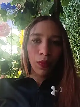 ValerieWoodsl online show from July 13, 2026, 5:01 pm