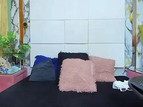 kloeMadels online show from May 15, 2026, 6:39 pm
