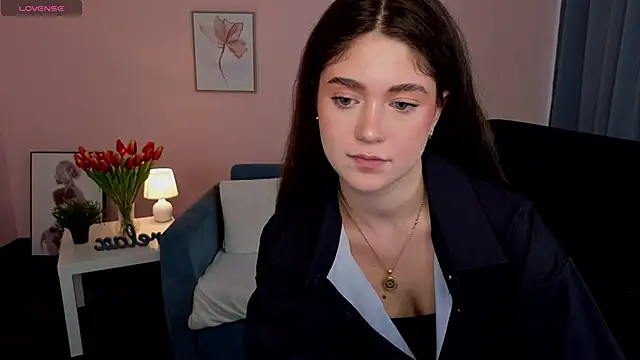 SunnyBloss online show from June 17, 2026, 4:39 pm