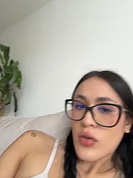 Snapshot of SerenaFox_ chatting on April 21, 2026, 7:31 pm SerenaFox online show from April 21, 2026, 7:31 pm