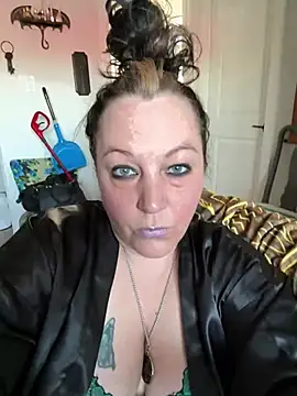 Queenemerald online show from March 28, 2026, 7:04 pm