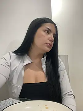 Snapshot of Cami_olarte chatting on April 25, 2026, 12:46 am Cami olarte online show from April 25, 2026, 12:46 am