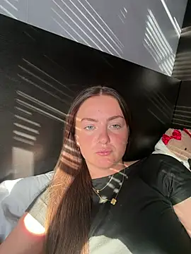 LolaSkyee online show from May 26, 2026, 6:22 am