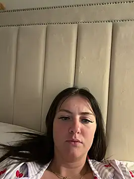 LolaSkyee online show from May 8, 2026, 6:39 am