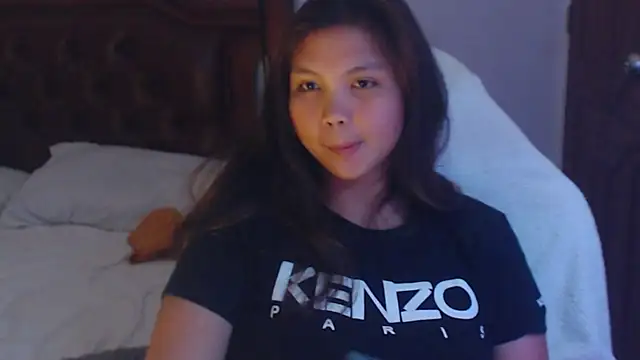 Snapshot of sweet_21_1 chatting on April 1, 2026, 1:34 pm sweet 21 1 online show from April 1, 2026, 1:34 pm