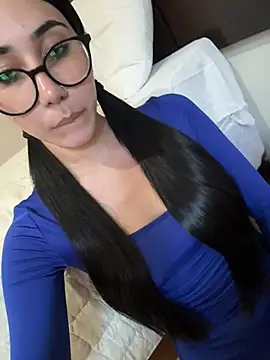 juliacosta online show from April 15, 2026, 7:58 pm