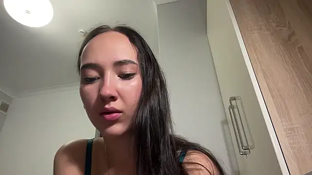 Liesenaniles online show from May 18, 2026, 4:07 am