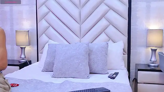 Snapshot of ChloeAndJeanPaul chatting on April 1, 2026, 3:30 am ChloeAndJeanPaul online show from April 1, 2026, 3:30 am