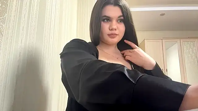 elaracuttie online show from April 3, 2026, 4:02 pm