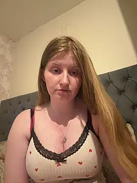 Snapshot of shannonlouisex chatting on April 5, 2026, 6:14 pm shannonlouisex online show from April 5, 2026, 6:14 pm