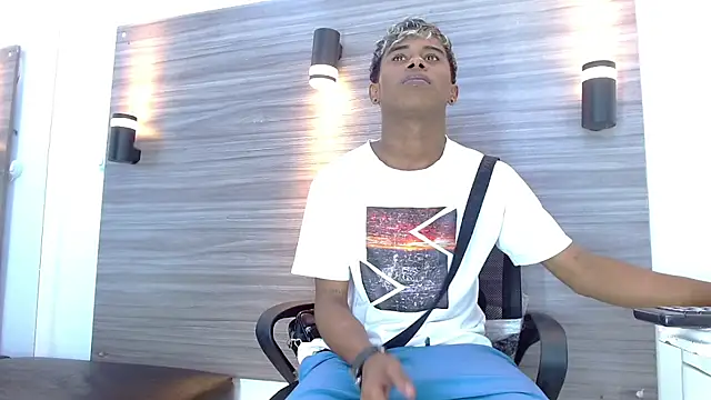 Snapshot of LuckyBluex chatting on March 28, 2026, 5:52 am LuckyBluex online show from March 28, 2026, 5:52 am