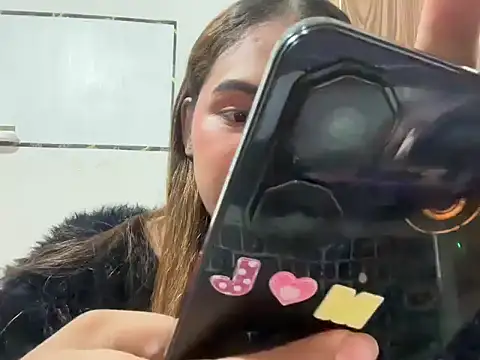 Snapshot of yourhotwild_bella chatting on April 14, 2026, 7:08 pm yourhotwild bella online show from April 14, 2026, 7:08 pm