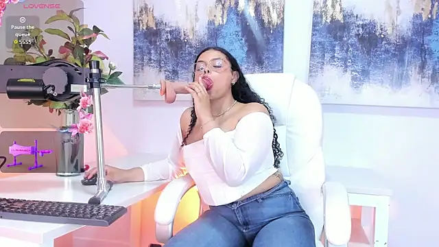 scarlett  2 online show from May 19, 2026, 7:32 pm