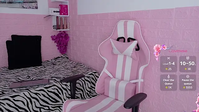 Sophi Sweet11 online show from May 6, 2026, 12:42 pm