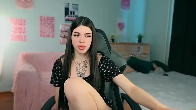 molly rettyy online show from June 25, 2026, 5:12 am