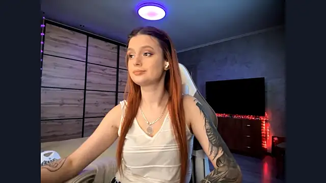 FoxyEmma online show from May 5, 2026, 1:47 pm