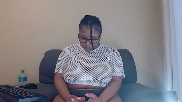 xxZoeyx online show from November 3, 2025, 4:32 pm