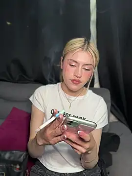 Lia fire online show from April 19, 2026, 2:56 am