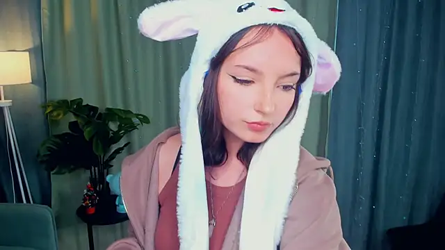 SunniPhoenix online show from April 1, 2026, 5:42 am