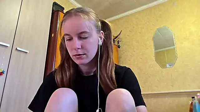 DonnaKuc online show from April 23, 2026, 6:09 am
