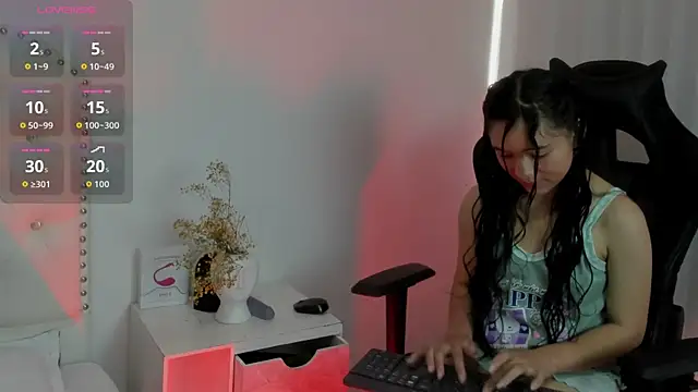 Honney Bunny18 online show from April 18, 2026, 4:31 pm