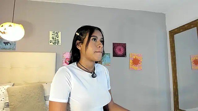 Melaniaa Roussee online show from July 6, 2026, 7:27 pm