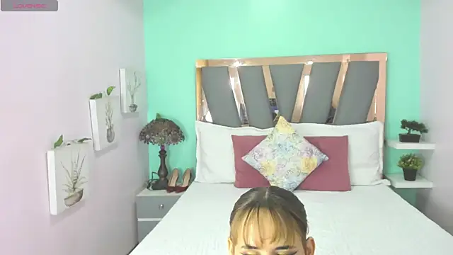 Snapshot of Alina_Valmont chatting on May 17, 2026, 2:39 pm Alina Valmont online show from May 17, 2026, 2:39 pm