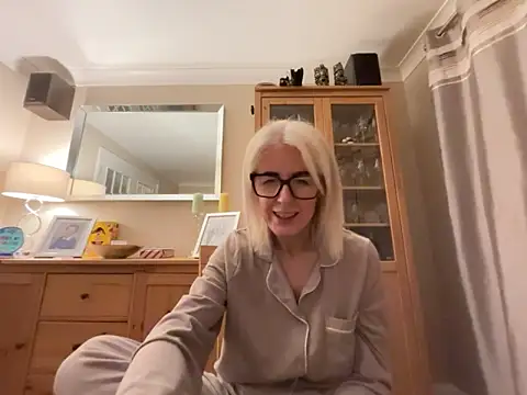 Laylaskyexx online show from April 22, 2026, 9:43 pm