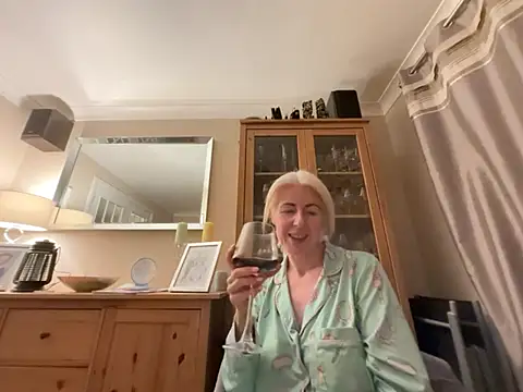 Laylaskyexx online show from May 13, 2026, 9:33 pm