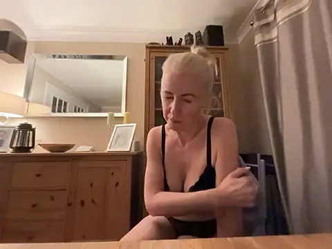 Laylaskyexx online show from May 5, 2026, 9:07 pm
