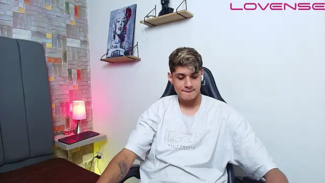 flaquito    online show from April 28, 2026, 8:24 pm