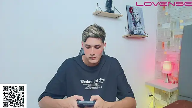 flaquito    online show from May 12, 2026, 8:26 pm