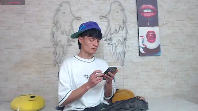 Snapshot of Alex_latino_ chatting on April 6, 2026, 10:44 pm Alex latino online show from April 6, 2026, 10:44 pm