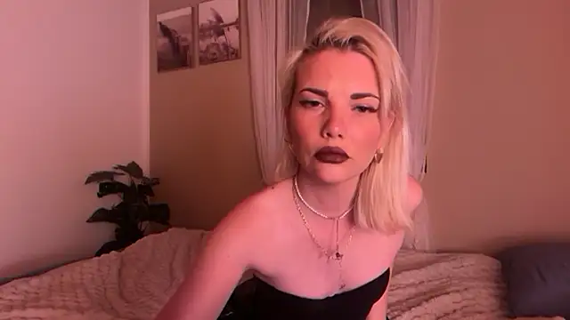 Snapshot of Foxy__Bite chatting on April 3, 2026, 8:15 pm Foxy Bite online show from April 3, 2026, 8:15 pm