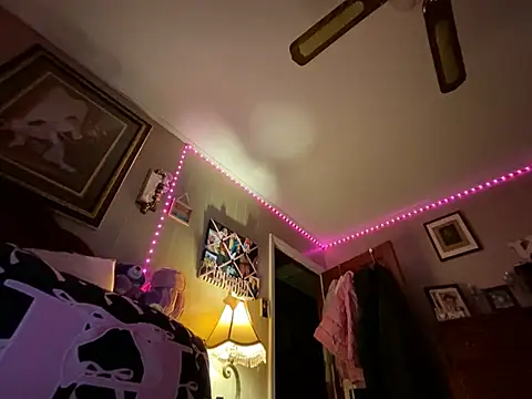 Snapshot of HollyBurst chatting on April 8, 2026, 2:35 am HollyBurst online show from April 8, 2026, 2:35 am