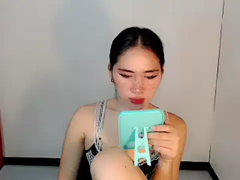 urasiankylie online show from April 25, 2026, 8:50 pm