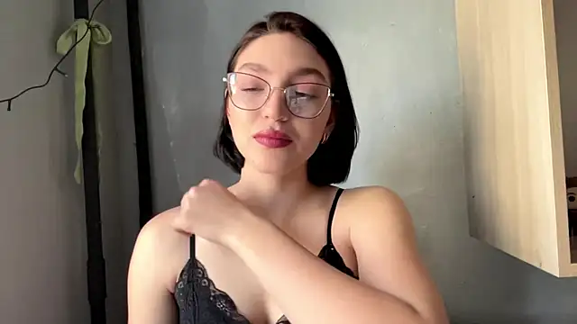 Snapshot of SinfulStarlight chatting on April 4, 2026, 5:25 am SinfulStarlight online show from April 4, 2026, 5:25 am